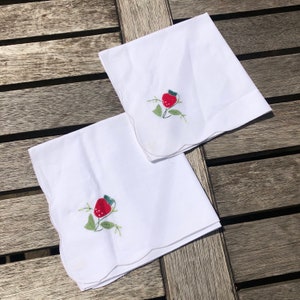 Set of 2 Vintage Embroidered Strawberry Appliqué Tablemats Placemats Tray Cloth Napkins Cute